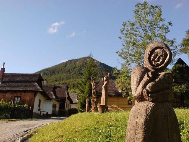 vlkolinec-drevenne-sochy